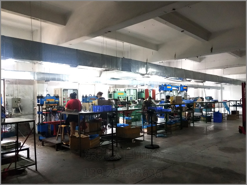 樟木頭吸盤廠車間降溫工程,環(huán)?？照{(diào),車間降溫,大型空調(diào),廠房降溫,潤東方環(huán)?？照{(diào)